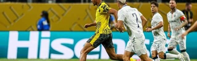 10分钟双响！29岁欧冠金靴杀疯了：两项大赛16球创3大纪录