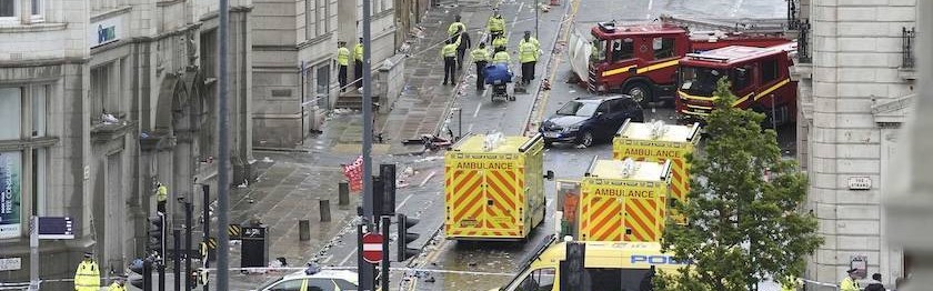 英国汽车冲撞人群致27伤，当时球迷正庆祝利物浦英超夺冠
